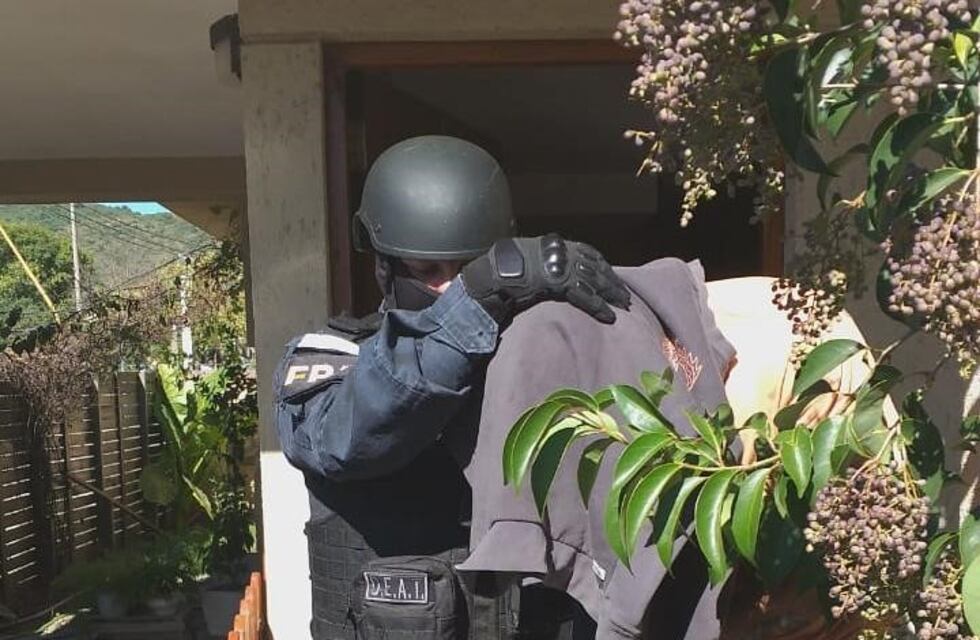 Arrestan a una abuela junto a su nieto por narcomenudeo en Villa María