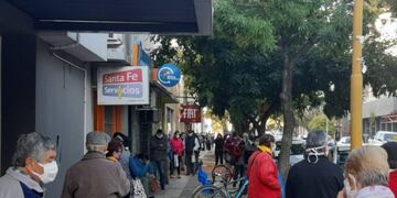 Largas colas para pagar impuestos y servicios en Rafaela