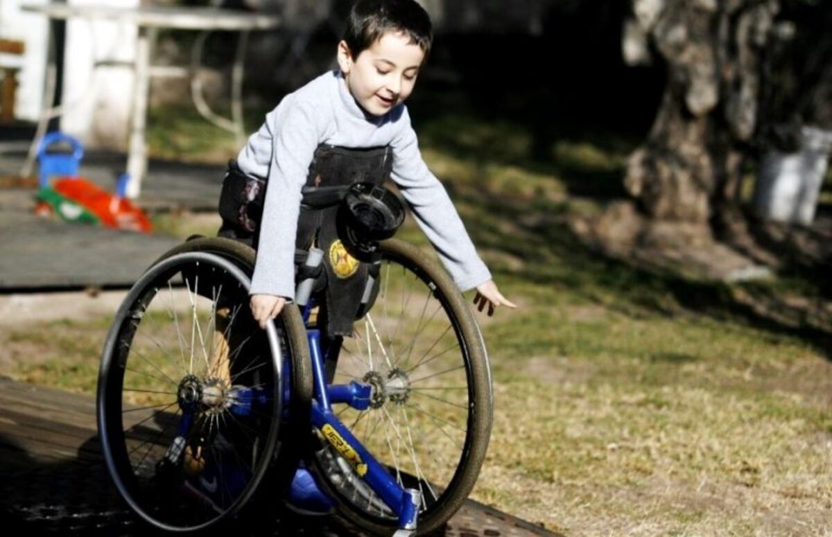 Pedro Kali tiene 6 años y sufre esta enfermedad degenerativa que le va haciendo perder la fuerza muscular\u002E Necesita un costoso tratamiento\u002E