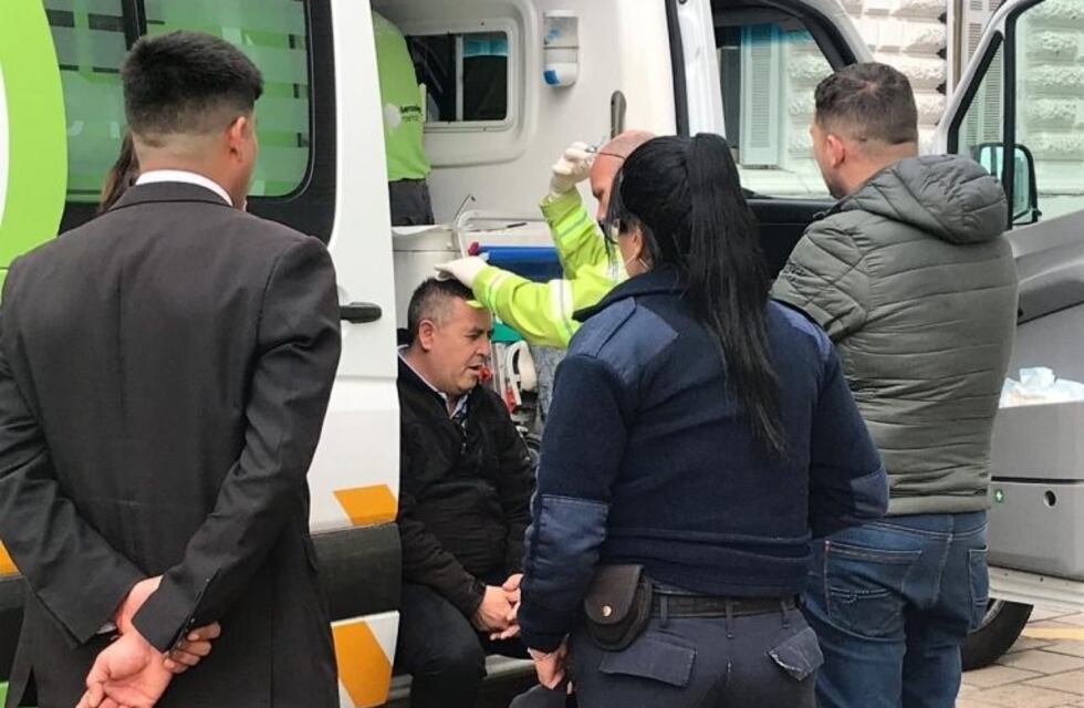 Manifestantes realizaron destrozos en plaza Moreno y apedrearon la municipalidad de La Plata