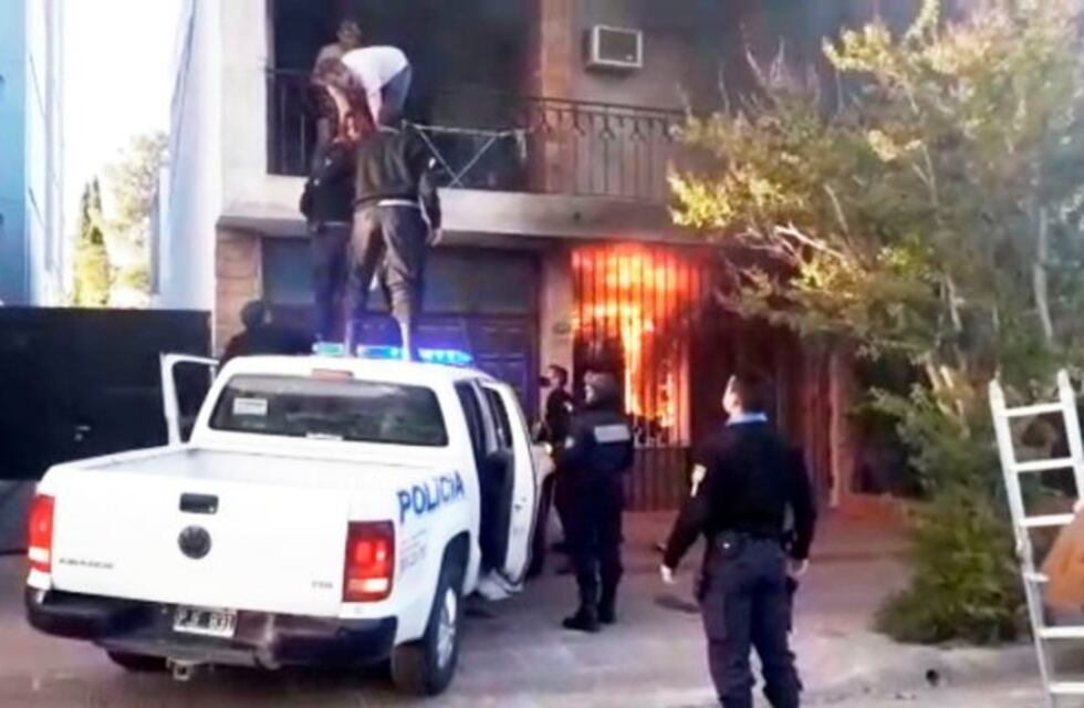 Escenas de tensión por un incendio en una vivienda del centro de Santa Rosa