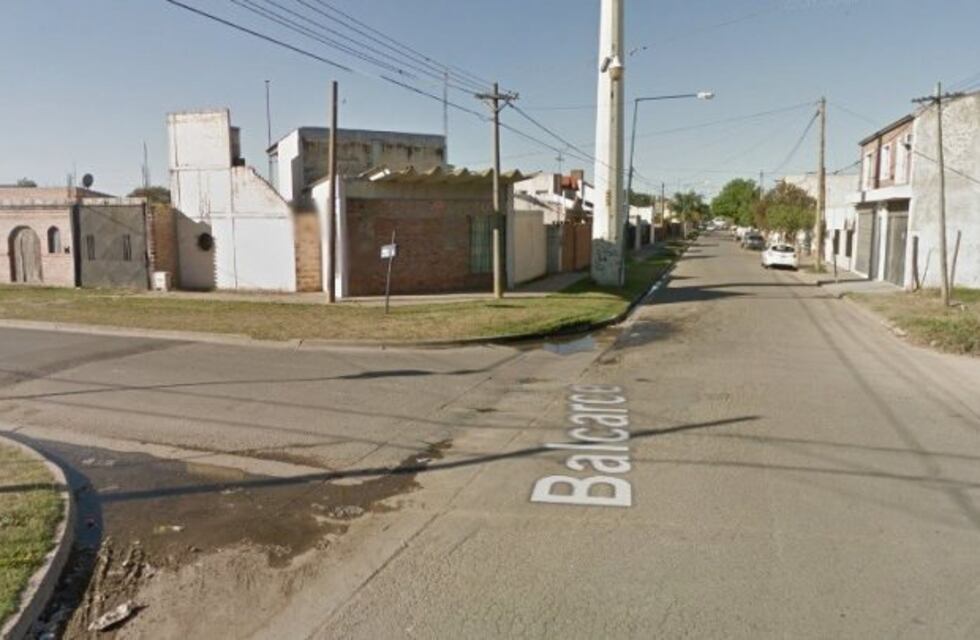 Motociclista terminó impactando contra el parabrisas de un colectivo tras un choque frontal