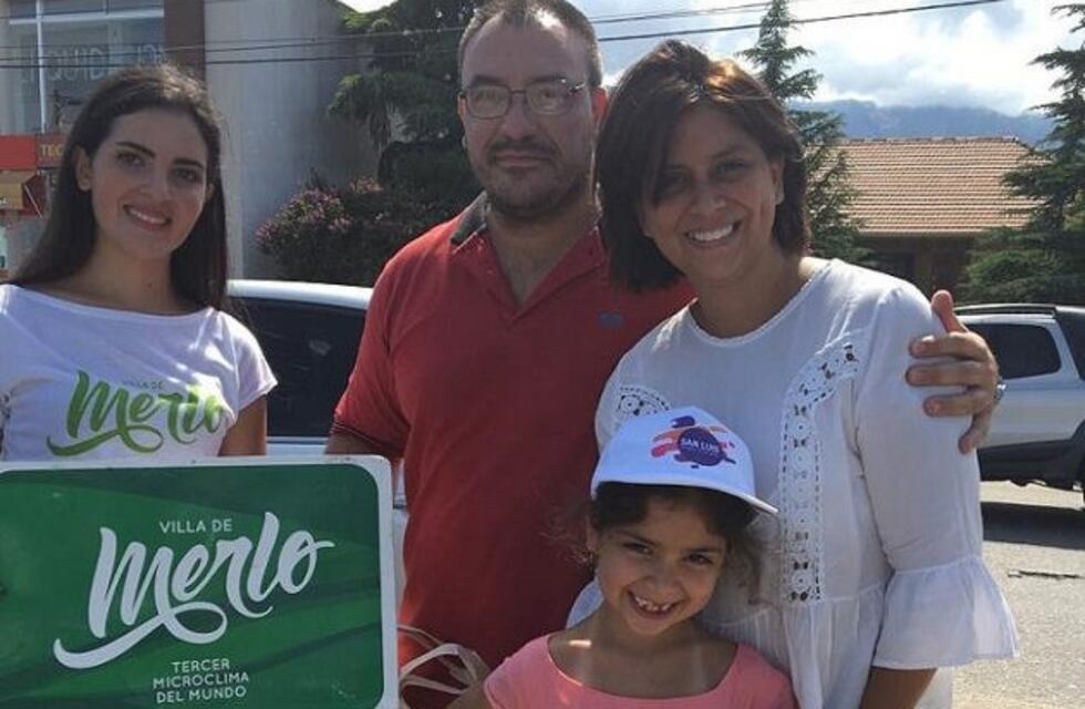 Entre tonadas, alfajores y fotos, Merlo recibió a los primeros turistas del año