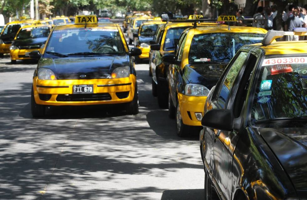 Analizan un posible aumento en las tarifas de taxis y remis