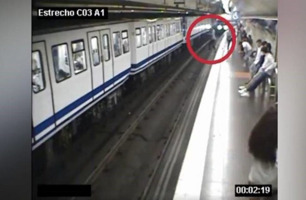 Una mujer cayó a las vías del subte cuando llegaba el tren por mirar su celular