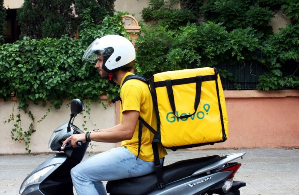 Glovo, el Uber de los cadetes, llegó con fuerza a Rosario y desató la polémica
