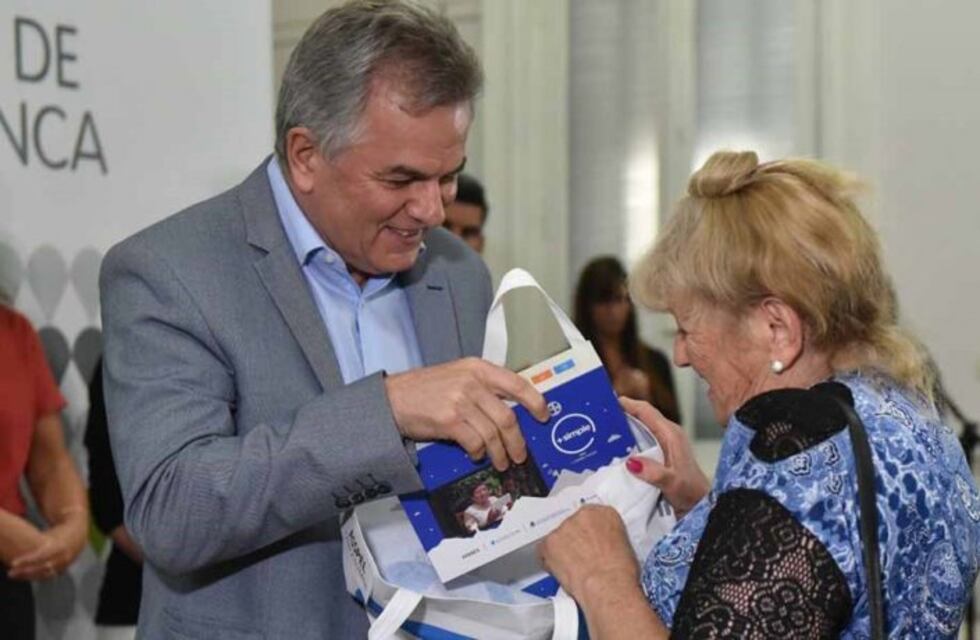 Se entregaron 200 tablets a adultos mayores