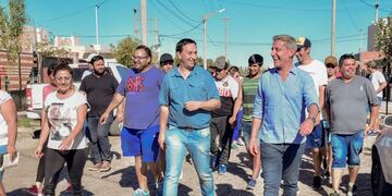 Mariano Arcioni junto al intendente de Trelew recorrió las 1\u002E000 viviendas repartidas\u002E