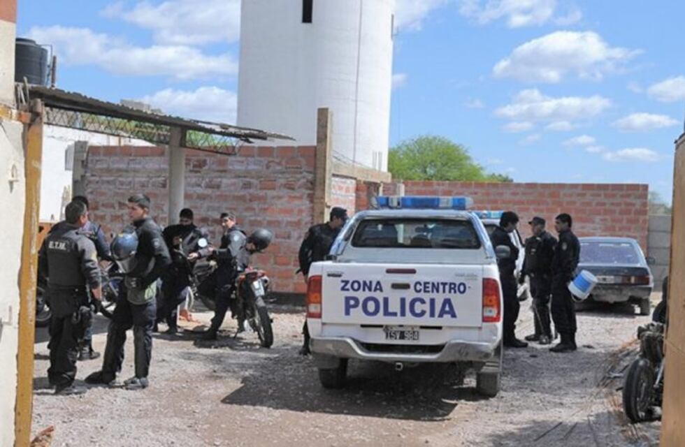 Ataron de un árbol a un joven y abusaron de su pareja