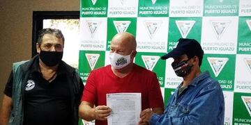 El intendente Filippa (centro) aceptó la propuesta y entregó el terreno\u002E