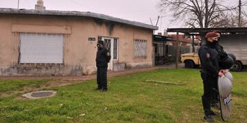 Efectivos custodian la casa del jubilado que mató a un ladrón en Quilmes (Foto: Clarín)