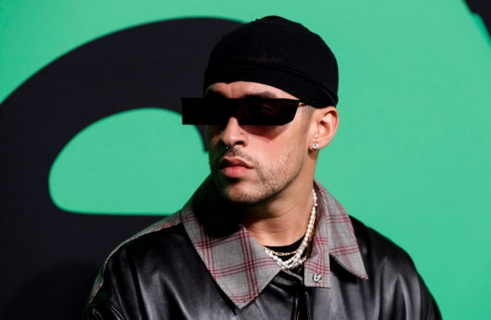 El apasionado beso de Bad Bunny vestido de mujer a su novia