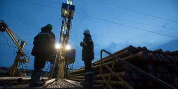 Lights illuminate an oil derrick during night drilling operations in an oilfield operated by Bashneft PAO in the village of Otrada, 150kms from Ufa, Russia, on Saturday, March 5, 2016\u002E Bashneft is an upstream and down stream oil & gas provider which explores, produces and refines its own oil and gas which it extracts from brownfield reserves in the Russian Federation\u002E Photographer: Andrey Rudakov/Bloomberg rusia otrada rusia campo petrolero en ostrada operada por Bashneft PAO campos petroleros petroleo pozos petroleros