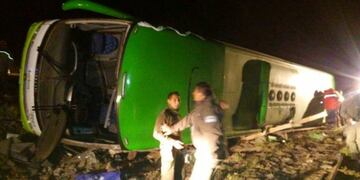 DYN10, MENDOZA, 18/02/2017, UN MICRO DE LARGA DISTANCIA QUE SE DIRIGIA A CHILE DESDE LA PROVINCIA DE MENDOZA, VOLCO EN LA RUTA NACIONAL 7 A LA ALTURA DE HORCONES, DEJANDO UN SALDO HASTA EL MONENTO DE 19 PERSONAS FALLECIDAS Y 21 HERIDOS.nFOTO:DYN/GENTILEZA