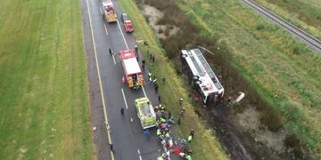 Volcó un micro con pasajeros en la ruta 2, altura Vivoratá (Foto: La Capital)