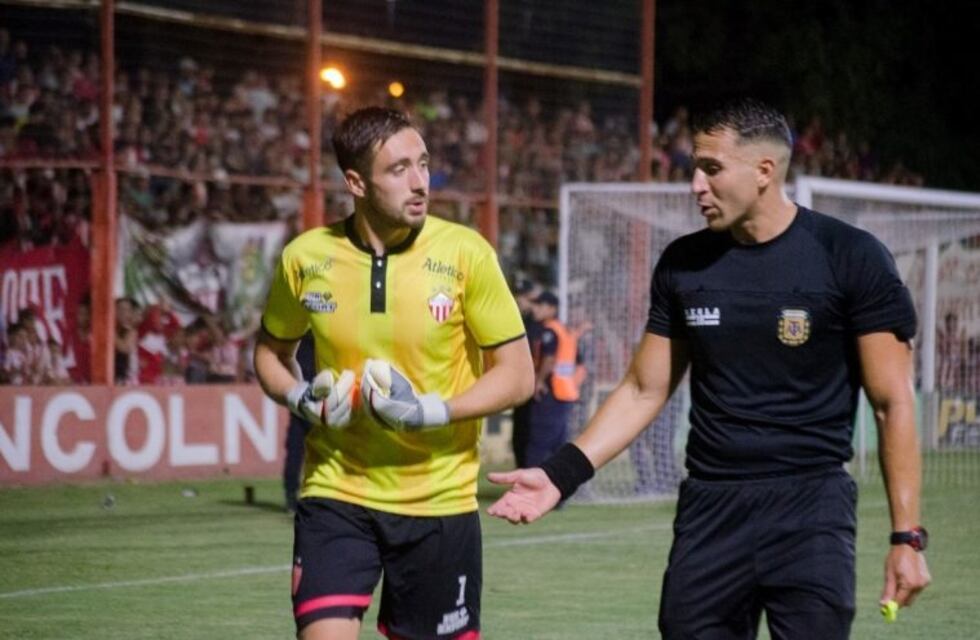 Con Juan Berardo en el arco Rivadavia de Lincoln empató en el clásico