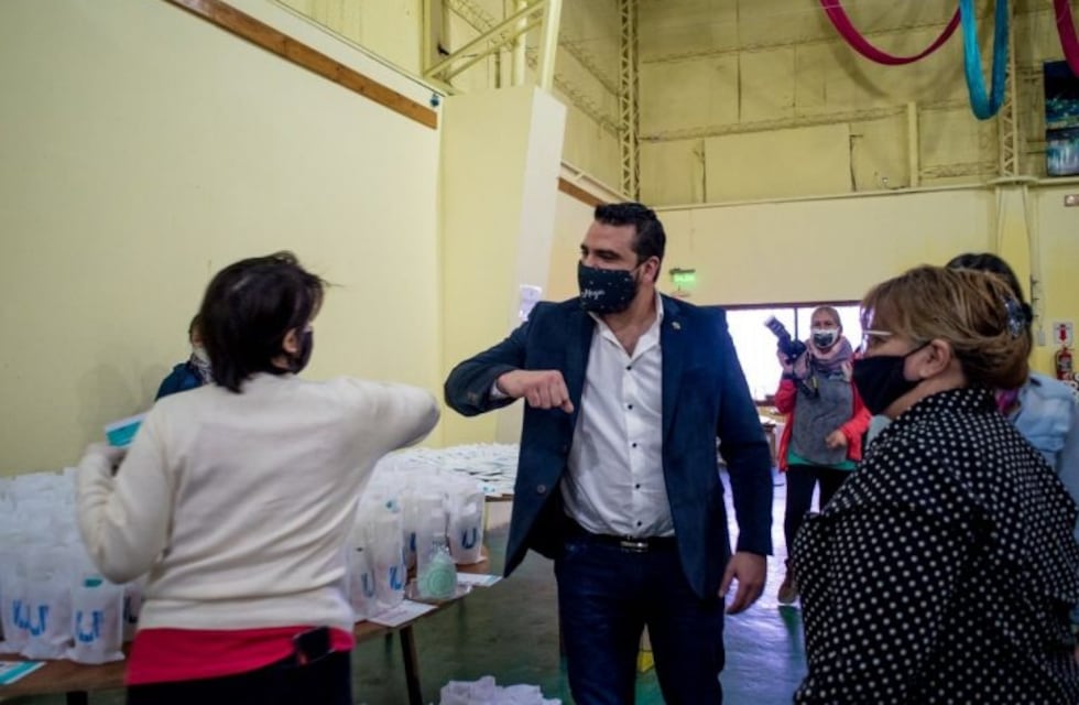 Vuoto participó del armado de los kits de juguetes para los niños de la ciudad