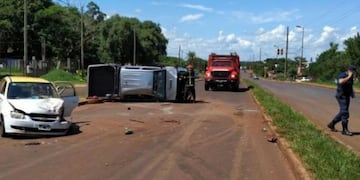 Choque y vuelco sobre la ex ruta 203 de Posadas\u002E (Foto: Facundo Correa)\u002E