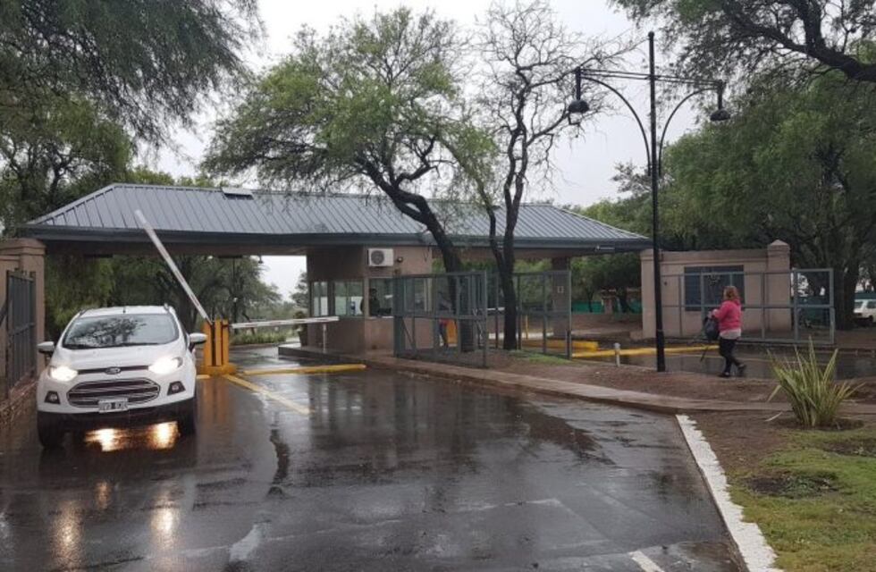 Rompieron el cerco de un country y asaltaron a una mujer en su casa