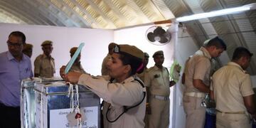 Una mujer policía ejerce su voto en el cuartel de Ahmedaba