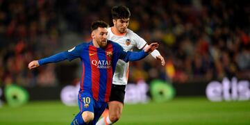 Barcelona's Argentinian forward Lionel Messi (L) vies with Valencia's Argentinian midfielder Enzo Perez (R) during the Spanish league football match FC Barcelona vs Valencia CF at the Camp Nou stadium in Barcelona on March 19, 2017. / AFP PHOTO / LLUIS GE
