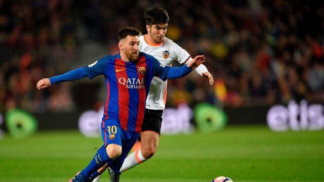 Barcelona's Argentinian forward Lionel Messi (L) vies with Valencia's Argentinian midfielder Enzo Perez (R) during the Spanish league football match FC Barcelona vs Valencia CF at the Camp Nou stadium in Barcelona on March 19, 2017. / AFP PHOTO / LLUIS GE