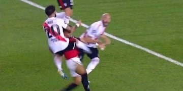 Milton Casco cometió un claro penal, que el árbitro Nicolás Lamolina no cobró (Foto: captura)