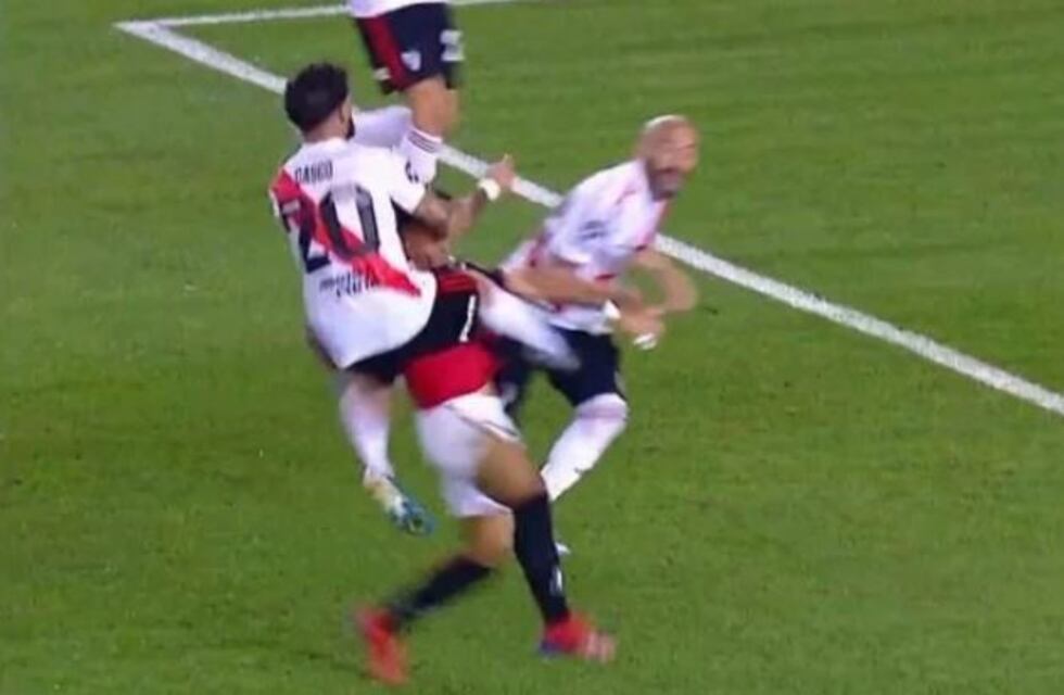 River-Colón: Milton Casco cometió un claro penal, que el árbitro Nicolás Lamolina no cobró