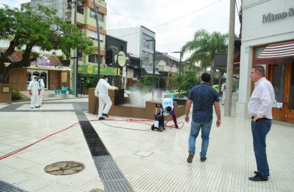 Municipalidad de Formosa: limpieza de la ciudad y rociado sanitario de vehículos