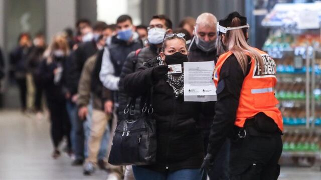 La policía revisa las identificaciones y permisos de trabaja de las decenas de personas que llegan a la estación Constitución, en Buenos Aires. (Foto: EFE/ Juan Ignacio Roncoroni)