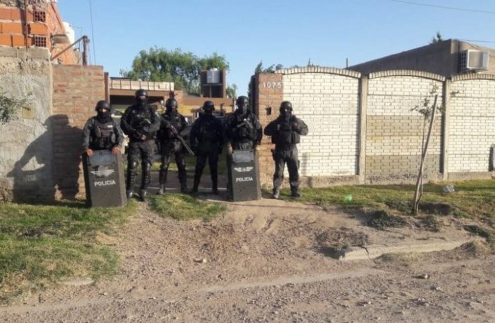 Está prófugo tras allanarle su casa con droga