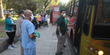 Mendoza rompió la cuarentena: bancos, transporte público, calles