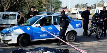 Un llamado telefónico al 911 alertó a las siete sobre la presencia de un automóvil abandonado en la vía pública\u002E