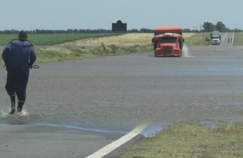 Comenzó un operativo de emergencia para extraer el agua de la ruta 3