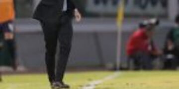 ARG12. Cu00d3RDOBA (ARGENTINA), 15/12/2016.- El director tu00e9cnico de Rosario Central, Eduardo Coudet, da instrucciones a sus jugadores hoy, jueves 15 de diciembre de 2016, durante un partido por la final de la Copa Argentina entre River Plate y Rosario Central, en el estadio Mario Alberto Kempes de Cu00f3rdoba (Argentina). EFE/Nicolu00e1s Aguilera