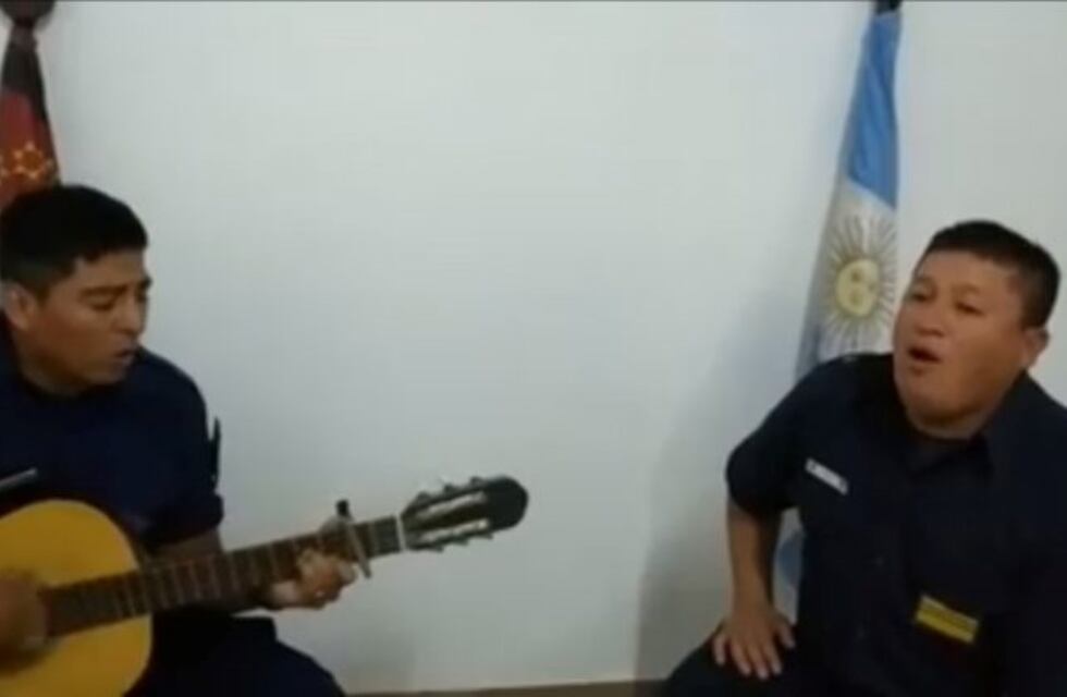 Policías de Seclantás cantan para pedir que te quedes en casa