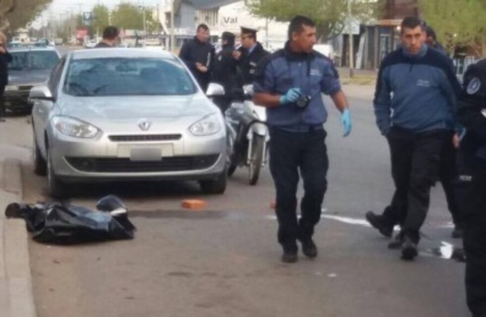 Motociclista chocó con un auto y murió arrollada por un camión