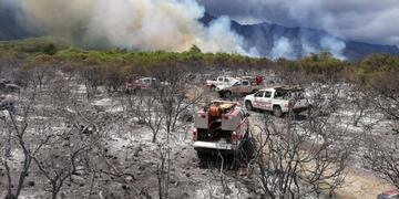 Bomberos de Arroyito luchando contra el fuego