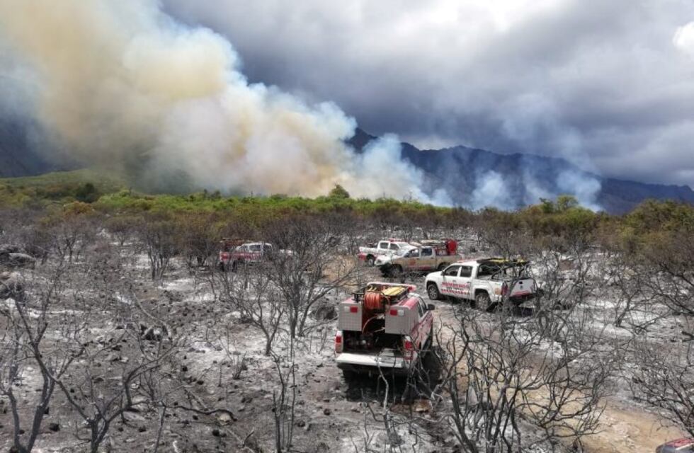 Bomberos Voluntarios de Arroyito combaten el incendio en sierras cordobesas