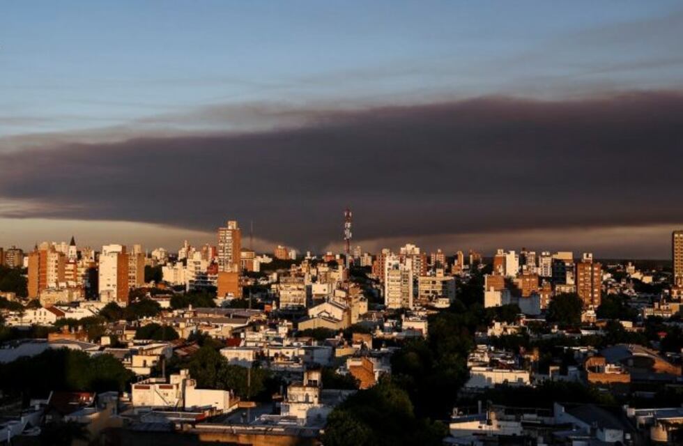 Nubes malas: pasó la lluvia y el humo de incendios volvió a invadir Rosario