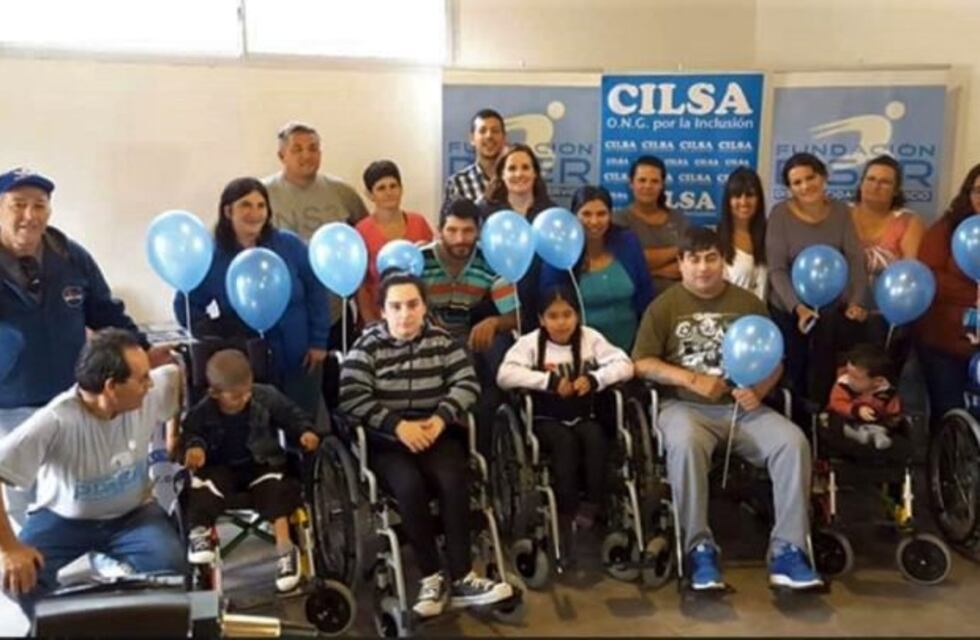 Se entregaron sillas de ruedas