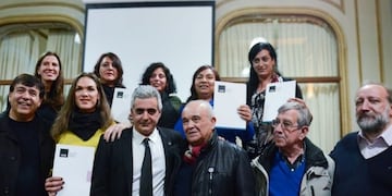 El acto contó con el apoyo de los referentes gremiales de profesores y no docentes\u002E (@unroficial)
