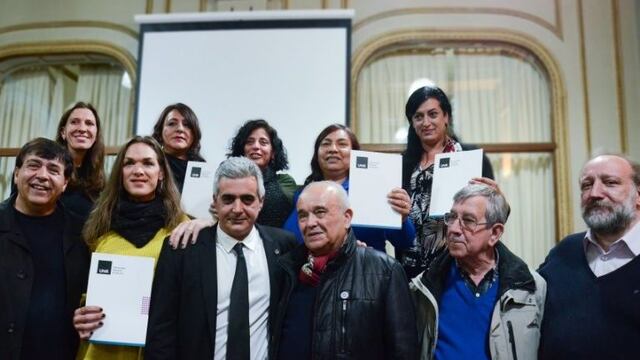 El acto contó con el apoyo de los referentes gremiales de profesores y no docentes\u002E (@unroficial)