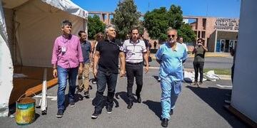 El intendente Martín Llaryora y el vice Daniel Passerini, supervisaron el armado de la carpa sanitaria\u002E