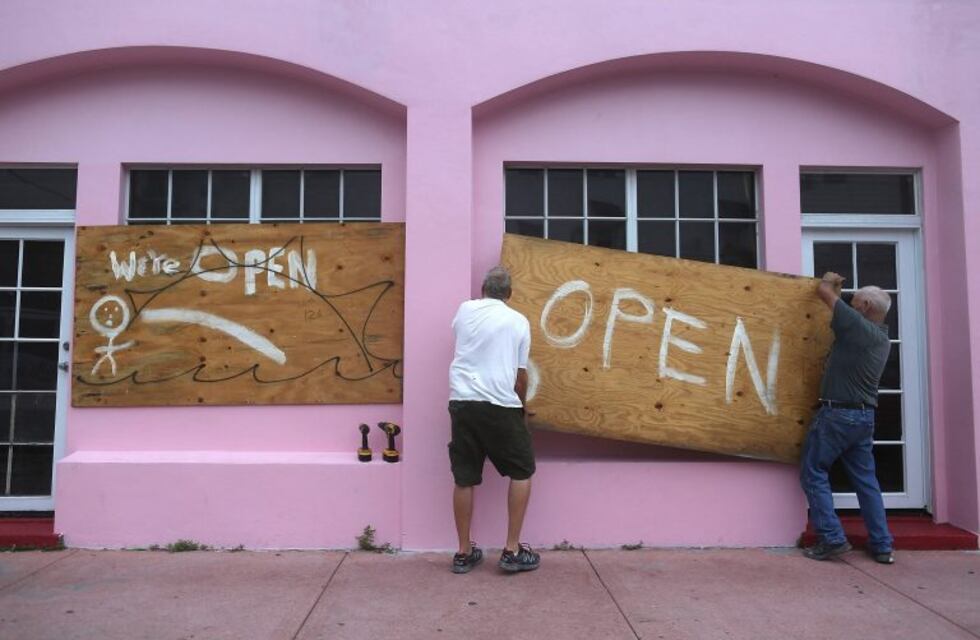 Un millón y medio de habitantes evacúan la costa de Florida por el huracán Matthew