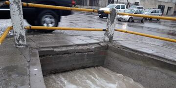 La lluvia caída hasta el momento llegó al tope del canal evacuado de la avenida Roca\u002E Foto Marcelo Vidal