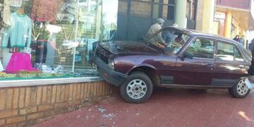 Un automóvil sin conductor chocó contra una vidriera en la avenida Libertad