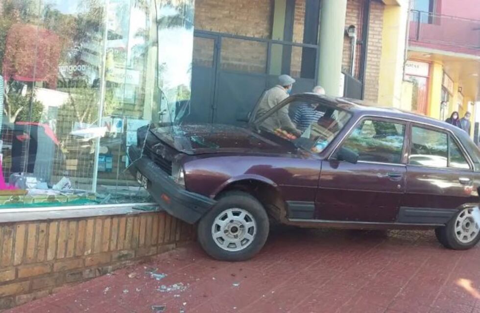 Un automóvil sin conductor se incrustó contra una vidriera en la avenida Libertad