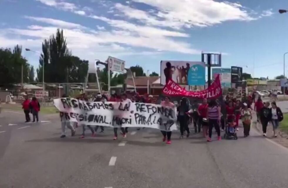 Organizaciones sociales cortan los puentes carreteros