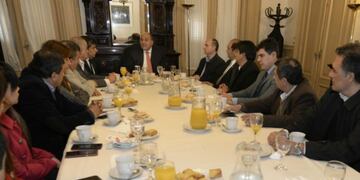 Manzur bajó lineamientos a los intendentes peronistas y dijo que no habrá ajustes en Tucumán\u002E